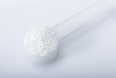 运动补充剂，肌酸，hmb, bcaa，氨基酸或维生素粉测量。运动营养的概念。