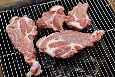 烤架上的猪肉
