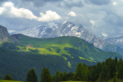 沿山路到塞拉山口，白云石