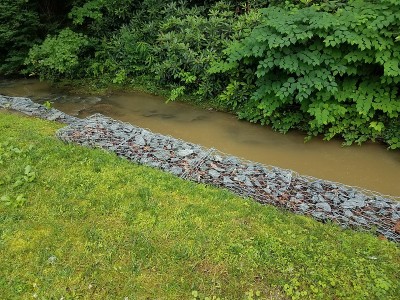河边的铁丝、石头或岩石挡土墙