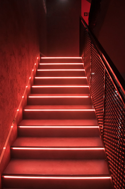 红色楼梯，led灯