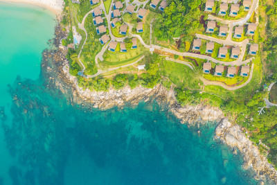 空中俯瞰热带度假领土和海滩，美丽