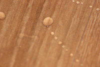 特写选择焦点的水滴在木地板上。