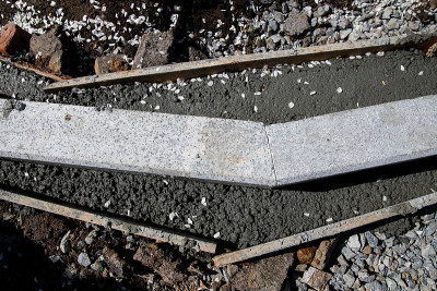 铺沥青前设置道路边界。重建人行道和替换旧的路缘。道路基础设施维修