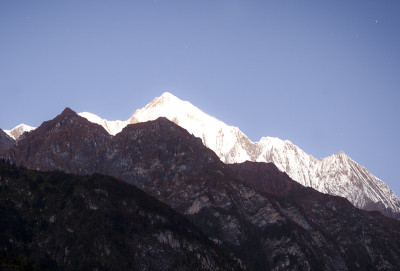 喜马拉雅山在日出时间