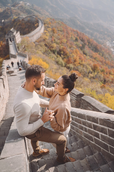 一对美丽的年轻夫妇在中国的长城上示爱