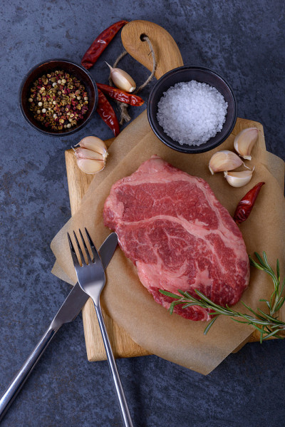 牛排用的生肉