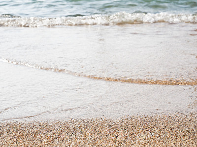 沙努尔海滩的海浪