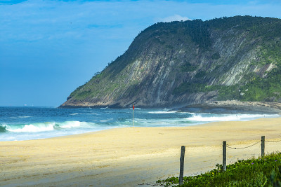 石滩和山。海滩天堂。