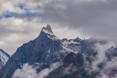 喜马拉雅山脉的刀锋峰