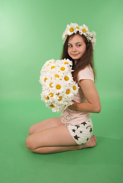 戴着洋甘菊花环的漂亮姑娘