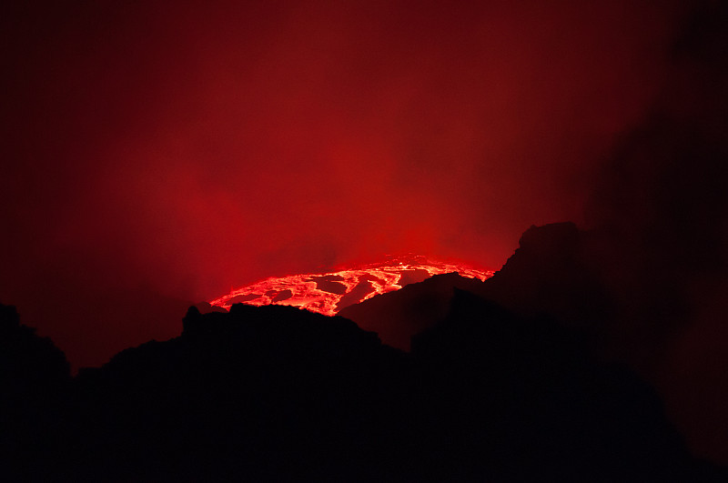 壮丽的景色，红色的熔岩湖燃烧在火山口的Erta Ale火山