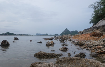 泰国的岩石和大海