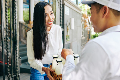 年轻女子购买牛奶