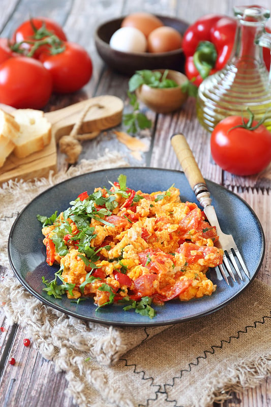 Menemen。传统的土耳其西红柿和辣椒炒蛋