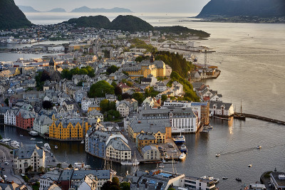 夕阳下的市中心Ålesund，摄于挪威阿克拉山