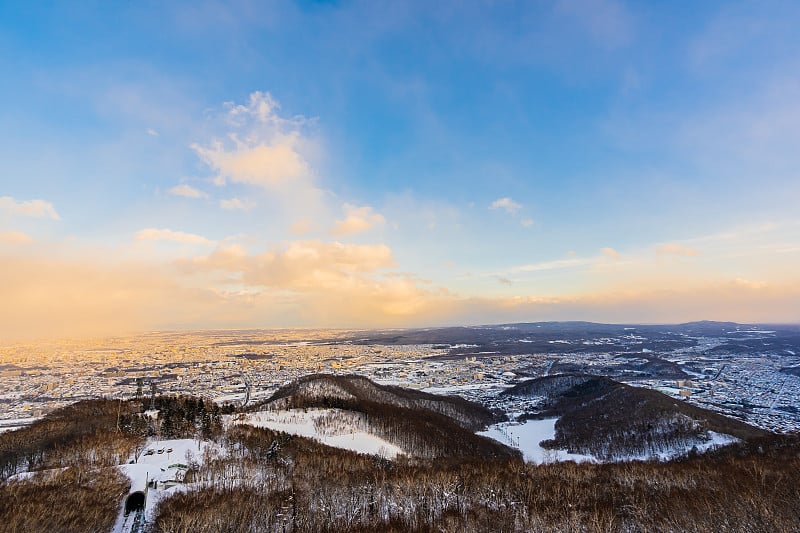 美丽的风景与莫伊瓦山周围的树在雪冬季日落时间