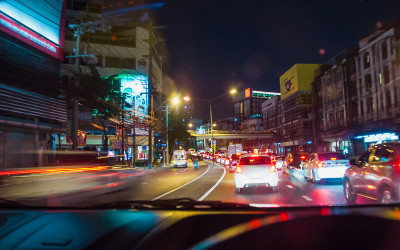 曼谷夜间高速行驶的交通灯，侠影