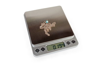 珠宝在专业的数字桌上秤上的白色背景