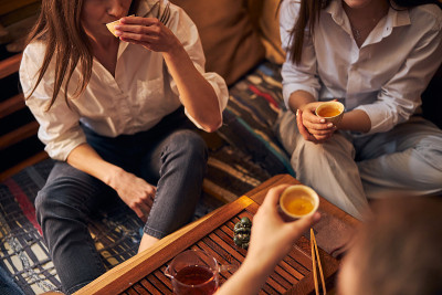 年轻人在舒适的咖啡馆喝茶