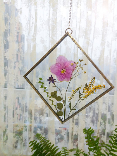 镶框压花蒂芙尼技术在彩色玻璃