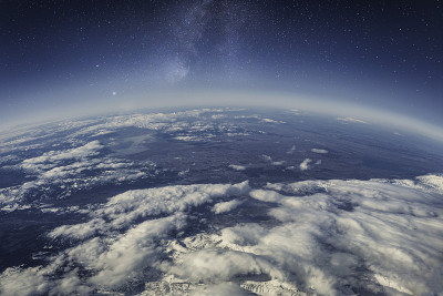 从太空看地球上的星星和银河系