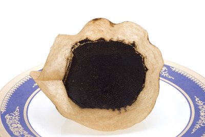盘子上的新鲜咖啡过滤器
