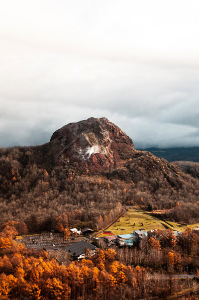 北海道昭和新山森林冬去秋来黄叶黄树，从竹山鸟瞰