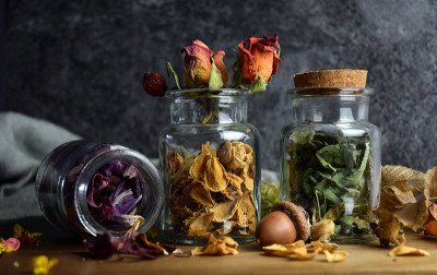干香草和花蕾混合