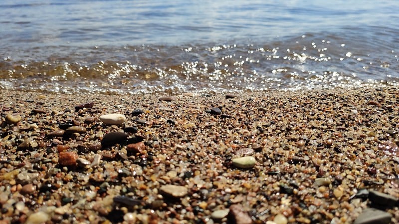 高尔基海干净的卵石海滩