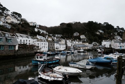 康沃尔的捕鱼场景，从港口墙对面的村庄mevagissey