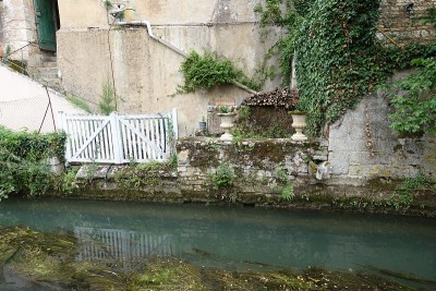 小溪“Le Beuvron”穿过克莱西村Nièvre Bourgogne Franche-Comté