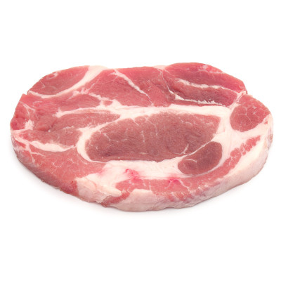 生的猪排肉孤立在白色的背景裁剪
