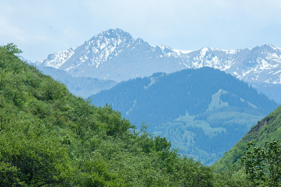 山峦在春天，