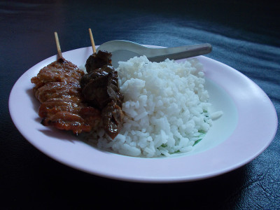 米饭配美味的烤猪肉和肝。