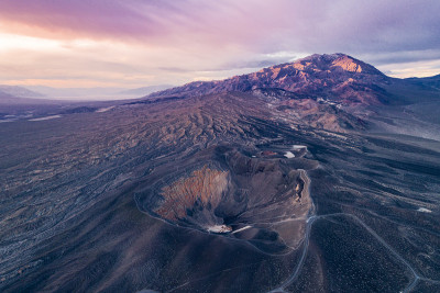 尤贝贝火山口的日出。加州死亡谷。