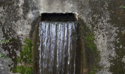 水从排水沟流出