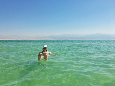 女人漂浮在死海里。