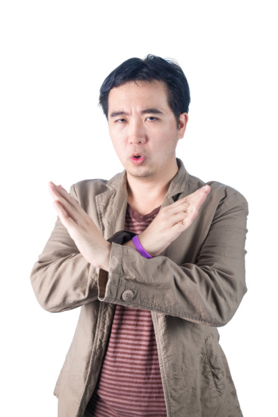 亚洲年轻男子振奋起来，做出X符号形状