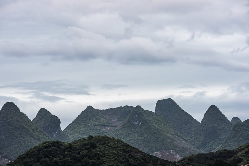 云景和丘陵的鸟瞰图