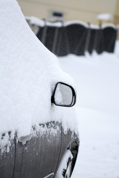 雪下的汽车