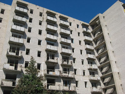 在靠近Chyhyryn核电站的Orbita村，废弃的住宅建筑。放弃了和销毁。