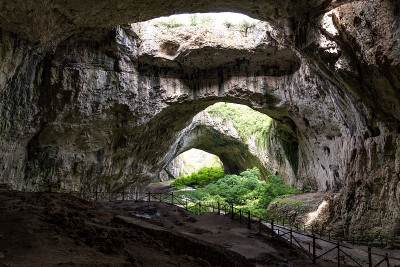 Devetàshka cave是一个大的溶洞，位于莱尼察以东7公里，Lovech东北15公里，靠近D