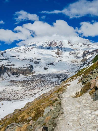 雷尼尔山冰雪覆盖的山谷