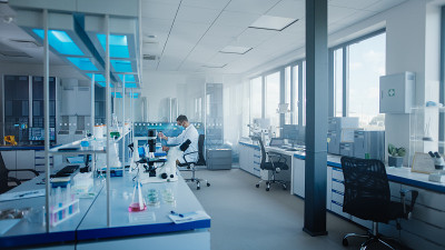 现代医学研究实验室:高加索男性科学家戴口罩与移液管工作，分析生物技术样本。药物、微生物学发展高级科学