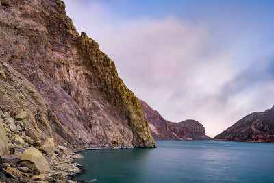 伊真火山口和硫磺开采。山清水秀，湖绿带烟硫磺