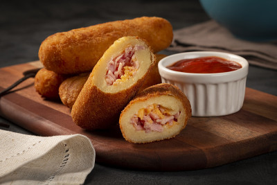 炸Risol或Risol。以奶酪和火腿填充的Risoles。