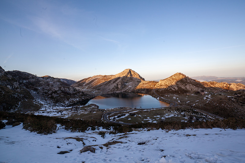 山景景观。埃诺山湖，科瓦东加，欧洲皮科斯国家公园，阿斯图里亚斯，西班牙