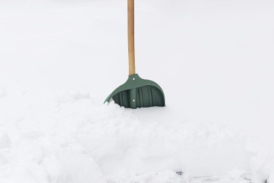 雪铲在雪地里