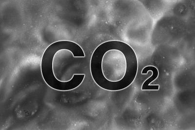 二氧化碳铭文在烟雾或烟雾的背景上。概念-减少二氧化碳排放到大气中